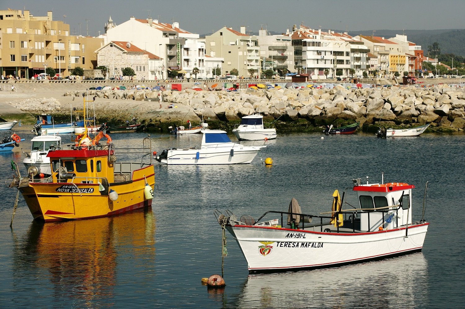 Dois barcos de pesca no cais de Vila Praia de Âncora