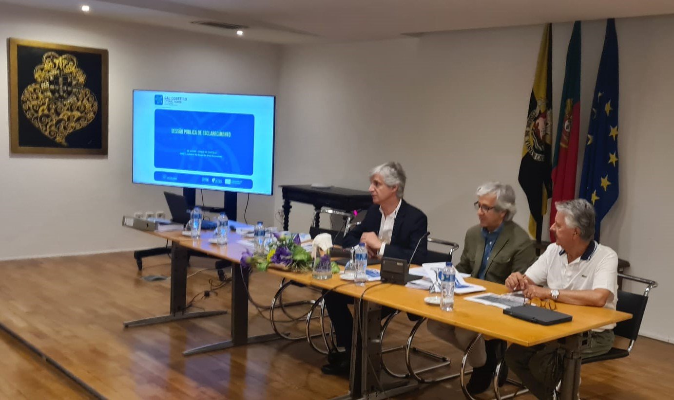 Presidente da CIM AM, representante da VianaPescas e primeiro-secretário da CIM AM sentados numa mesa